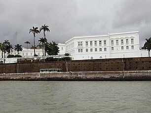 Palácio dos Leões em São Luís, no Maranhão. Com um centro histórico repleto de casarões coloniais com fachadas de azulejos portugueses, a cidade é um verdadeiro museu a céu aberto. O Centro de Cultura Popular Domingos Vieira Filho é um ótimo lugar para entender mais sobre o bumba meu boi, tambor de crioula e outras tradições locais