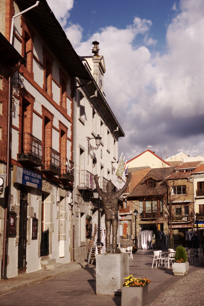 Después de más de 10 años yendo a verle casi todos los años para que me firme su último libro, he conseguido que mi cara le suene de algo a Reig. Cercedilla, pueblo cerca de Madrid, España