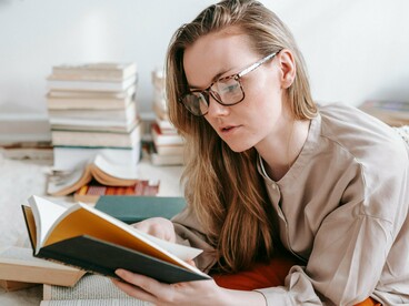 Criar “zonas de leitura”, sem notificações, sem rolamento, significa reconquistar parte da atenção que foi sequestrada. A literatura sugere que deslocar parte do tempo de tela para leitura leva à melhor qualidade de sono, menor estresse e maior clareza mental