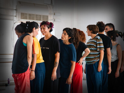 Jam sessions abiertas, clases para comunidades no profesionales y actividades en espacios públicos refuerzan la vocación del festival por salir de los circuitos cerrados y promover el acceso colectivo al cuerpo y al movimiento