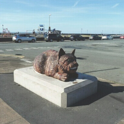 Las leyes de los hechos, la explicación hace al hecho explicable y el razonamiento es un monólogo particular hacia un monólogo deductivo general. Simon Hedger. Escultura del Gato de Cheshire en Llandudno, un importante balneario de Gales, R. U.