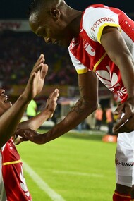 Wilson Morelo y Luis Quiñones celebran una victoria del Independiente Santa Fe