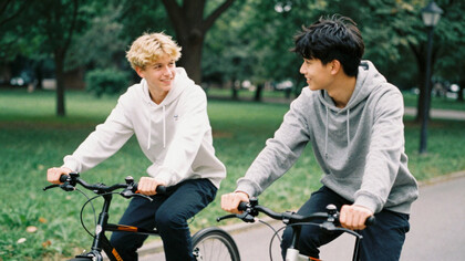 Siamo amici per la pelle o è per la pelle che siamo?