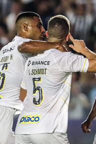 Tanto o Santos de 2023 quanto o Corinthians de 2024 enfrentam crises estruturais semelhantes: dívidas, elencos frágeis e trocas constantes de técnicos. Entenda como essas semelhanças podem influenciar o futuro de ambos os clubes. Foto: Reinaldo Campos/AGIF