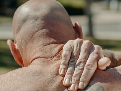 Vivemos numa cultura que valoriza o visível: a febre, o inchaço, o exame alterado. Mas grande parte das queixas que chegam aos consultórios tem origem invisível. São dores que começaram em lugares não físicos

