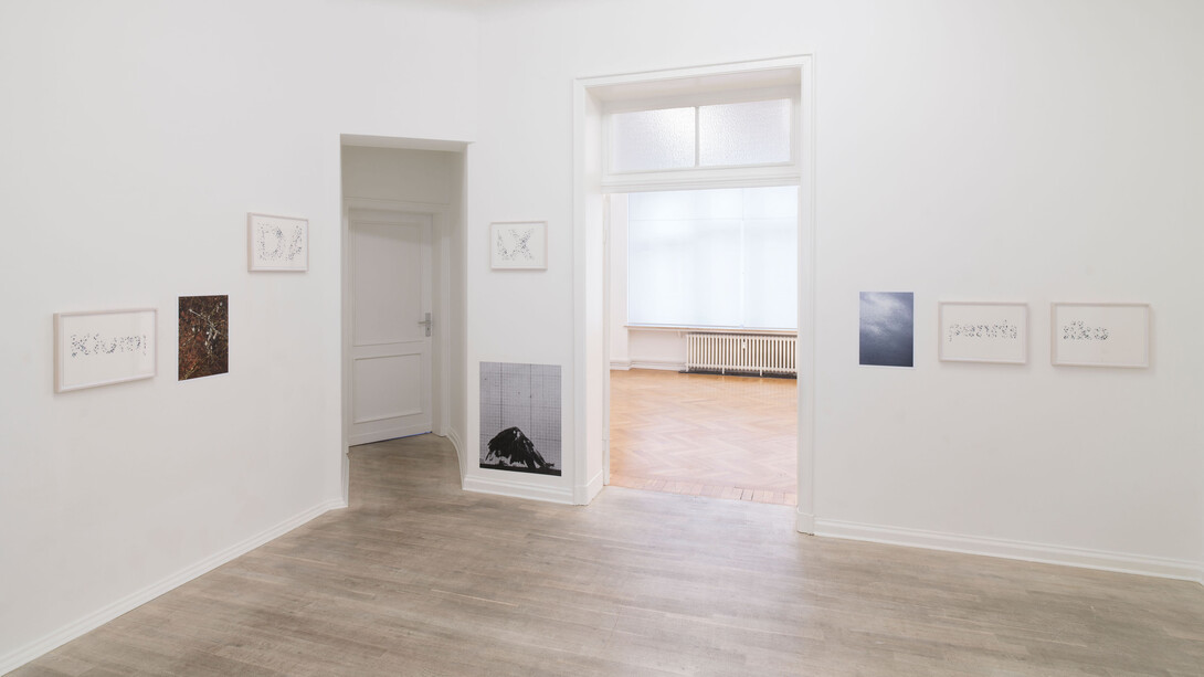 Peter Piller, Bürgerliche dämmerung, ausstellungsansicht. Mit freundlicher genehmigung der Galerie Barbara Wien