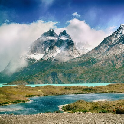 In Cile la natura domina come un confine morale: vivere significa accettare l’isolamento come parte necessaria dell’essere.Torres del Paine National Park, Cile