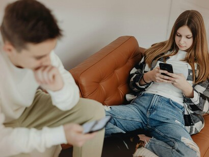 Pelo contrário, o discurso, tanto para Brandão quanto para Maingueneau, constitui-se como um fenômeno profundamente histórico, político e simbólico