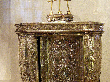 Arca eucarística realizada en plata en su color por el orfebre Antonio Pineda en el año 1815. Iglesia colegial del Divino Salvador de Sevilla, España