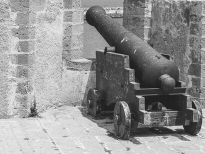 Após o auge de sua glória, Maria Quitéria afastou-se da vida pública. Casou-se com o ex-combatente Gabriel Pereira de Brito, com quem teve uma filha, e faleceu quase esquecida, em 21 de agosto de 1853, em Salvador. Mas o tempo não apagou sua memória. Sua história, que poderia ter sido apenas mais um registro de guerra, tornou-se um símbolo duradouro de resistência, feminismo e patriotismo