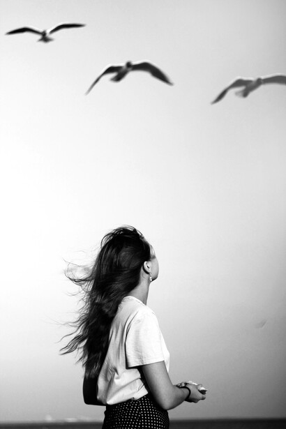 No entiende del todo, pero siente que no tiene que hacerlo. Se queda