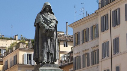 Giordano Bruno es un ejemplo de cómo las ideas innovadoras pueden ser brutalmente perseguidas cuando desafían el pensamiento dominante