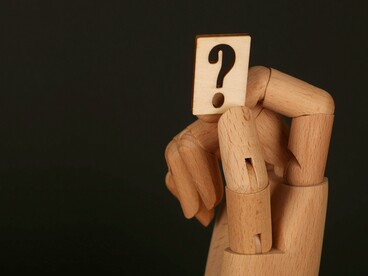 Há um paradoxo interessante aqui: quanto mais sofisticada a inteligência artificial se torna, mais urgente se torna o fortalecimento da nossa inteligência humana. A IA pode gerar conhecimento, mas não pode viver por nós o processo de transformação que esse conhecimento exige