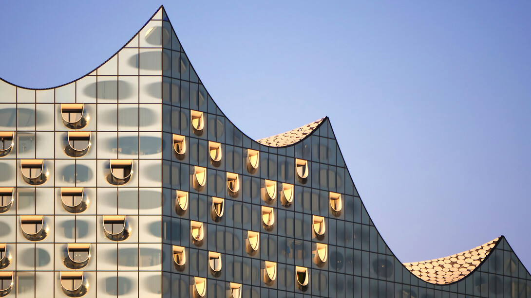 Standing on the Grasbrook peninsula of the Elbe River in Hamburg’s HafenCity, northern Germany, the Elbphilharmonie (Elphi) symbolizes the city’s maritime spirit, with a design inspired by waves and sails, resting gracefully atop a century-old brick warehouse close to the Speicherstadt