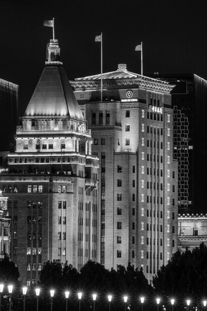 El edificio más alto (83 m/272 pies) de Shanghái hasta 1934. Las plantas superiores albergaban originalmente el Hotel Cathay, además de un ático para Victor Sassoon. Tras la toma del poder por el Partido Comunista en 1949, se trasladaron aquí oficinas gubernamentales hasta antes de la inauguración del Hotel Peace en 1956