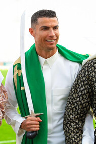 Cristiano Ronaldo em celebração do Dia da Fundação da Arábia Saudita  junto a líderes do clube Al Nassr