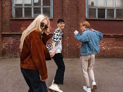 El nivel de conflicto entre lo que somos y lo que queremos ser hace insostenible el pasaje de una a otra y la virtualidad nos automargina de la realidad social y esta fractura demuestra la fragilidad del mundo virtual y la “no-arbitrariedad” absoluta de la realidad. Jóvenes en los años 60