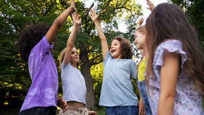 O nome "Tazo" derivava do jogo tradicional onde as crianças chutavam tampinhas com o calcanhar do sapato. A primeira coleção, lançada em 1994, foi dos Tiny Toons, escolhidos por seu apelo universal entre meninos e meninas. A Elma Chips, fundada em 1974 pela união da American Potato Chips e da Elma Produtos Alimentícios, já tinha experiência com promocionais colecionáveis. Antes dos Tazos, a empresa havia lançado diversas coleções, incluindo dicas de verão da Turma da Mônica em 1980, a coleção do Garfield em 1985, o Clube dos Thundercats e Snoopy na Copa em 1986, os Chipssauros em 1991 e os Gangssauros, discos holográficos, em 1993