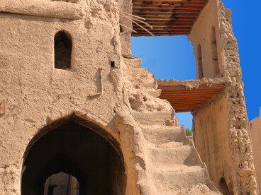 La città vecchia di Nizwa, con il suo maestoso forte e il vivace souk delle spezie e dell’argento, è il cuore storico e culturale dell’Oman, dove tradizione e vita quotidiana si intrecciano da secoli. Nizwa, Oman, resti della città vecchia