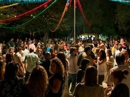 Festa de Nossa Senhora da Conceição na Aldeia da Piedade, Azeitão. Além disso, estas festas são um dos poucos momentos em que as aldeias, muitas vezes envelhecidas e despovoadas, voltam a encher-se de gente. Filhos da terra que emigraram para outras cidades ou países regressam, muitas vezes exclusivamente para participar nestas celebrações