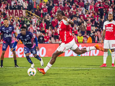 Su liderazgo en Santa Fe se expresa no solo en los goles, sino también en su rol de capitán, en la entrega sostenida y en el vínculo emocional que construyó con la hinchada