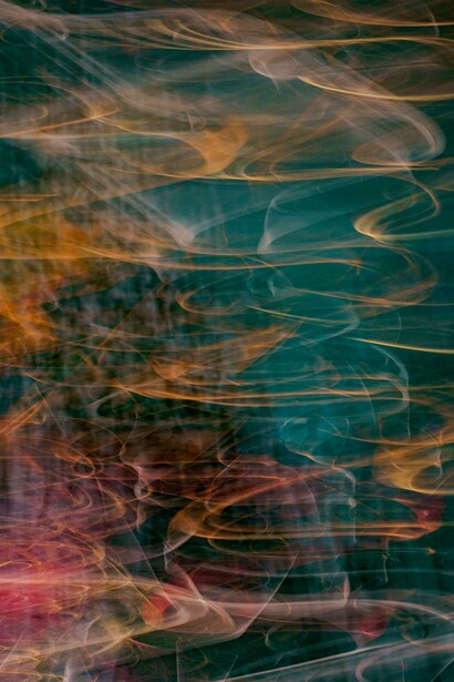 Nelle arti visive, il surrealismo si manifesta attraverso immagini oniriche, accostamenti illogici e ambientazioni fantastiche