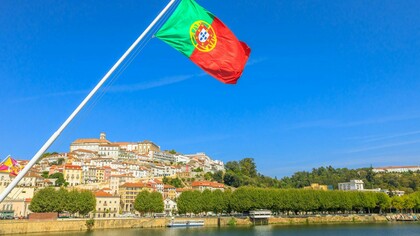 Portugal, com um clima mediterrâneo, é, sem dúvida, um país com paisagens de tirar o fôlego e um património cultural riquíssimo. A sua localização e beleza tornam-no um destino turístico popular, e, à primeira vista, um lugar com grande potencial para o desenvolvimento. No entanto, a realidade que muitos portugueses vivem diariamente dista muito das promessas feitas sobre crescimento económico e melhoria da qualidade de vida