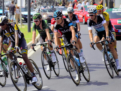 Les groupes se battent pour rester en tête, la fatigue et la stratégie se lisant sur chaque visage
