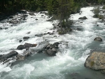 O progresso humano, muitas vezes visto como abstração digital e intangível, depende profundamente de elementos extraídos das entranhas do planeta