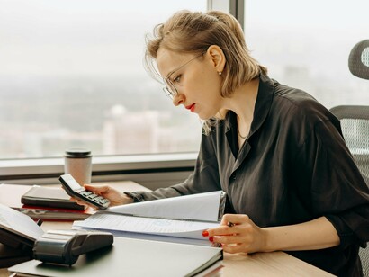 Este artigo objetiva analisar a efetividade da auditoria na prevenção de fraudes nas instituições moçambicanas, com foco nos desafios institucionais, na qualidade da governança corporativa e nas lições extraídas dos escândalos financeiros recentes. A investigação baseia-se numa revisão crítica da literatura acadêmica, análise de relatórios de auditoria, documentos governamentais, relatórios de organizações internacionais e estudos de caso, especialmente o caso das dívidas ocultas