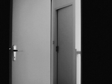 Porte chiuse nel corridoio. Un lungo corridoio con molte porte chiuse. Ogni volta che se ne apre una, una voce dall’interno ordina di richiuderla immediatamente 