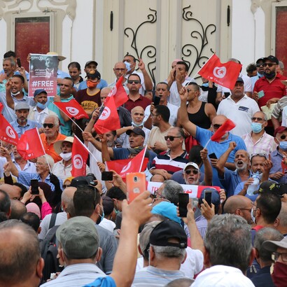 Molti denunciano che il paese è diventato una “prigione a cielo aperto”, dove anche giornalisti, attivisti e semplici cittadini vivono sotto la minaccia di arresti arbitrari per aver criticato il regime