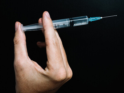 La vacunación materna ofrece protección pasiva al recién nacido, reduciendo el riesgo de hospitalización en los primeros meses de vida