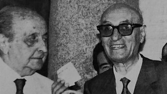 Gesualdo Bufalino (a destra) riceve da Guido Alberti il Premio Strega 1988 per il romanzo "Le menzogne della notte"