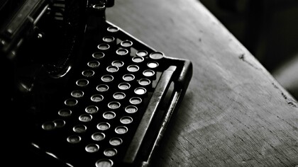 Escribir es un karma, el plagio de mí mismo, la última opción antes de la muerte. Duele. Es el puro masoquismo de los tendones, las articulaciones y los teclados