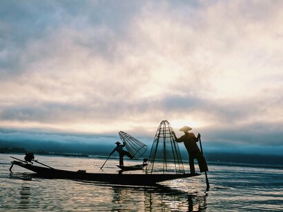 Pescadores. Cominda, um dia, foi com o Pedro no seu barco. Visitaram o recife (conseguíamos ver no mar alto uma rebentação de ondas que delimitavam o recife) e passaram a noite juntos num amor embalado pelas ondas. Os peixes também tinham de descansar, dizia Pedro