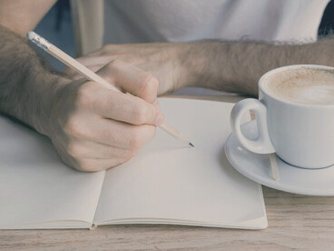Scrivere è come un respiro profondo per l'anima, un modo per calmare il turbinio dell'ansia e restituire ordine ai nostri pensieri