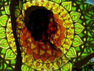 Na sociedade contemporânea, essa cadeia semiótica sofreu rupturas violentas, deslocando o feminino para as margens do simbólico dominante, o que se expressa em estereótipos limitadores, silenciamentos e alienações. O corpo feminino tornou-se terreno de disputa semiótica: alvo de normatizações e representações que restringem sua multiplicidade e autonomia