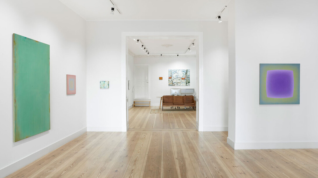 Verschiedene künstler, Sommergärten. Gartenbilder in malerei und fotografie heute, ausstellungsansicht. Mit freundlicher genehmigung der Galerie Albrecht
