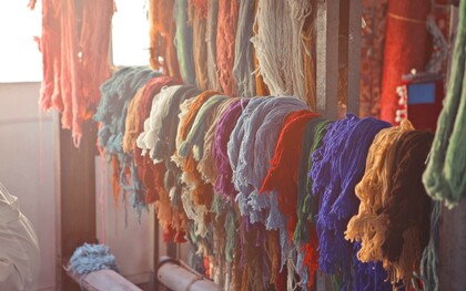 Linhas tingidas secando. A cor continua a ser um elemento essencial na moda — comunica emoções, identidade e intenção. Mas a forma como a aplicamos nos tecidos pode (e deve) evoluir. Felizmente, estamos a assistir ao florescer de soluções inovadoras que permitem tingir com menos água, menos químicos e maior respeito pelo ambiente. Este é um mergulho nesse universo transformador