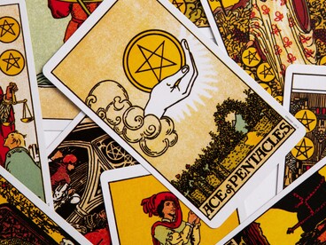 I tarocchi costituiscono un linguaggio archetipico attraverso cui l’esperienza individuale viene trasformata in narrazione simbolica condivisa