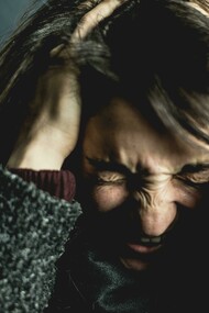 Mulher atordoada com barulhos. Também conhecida como síndrome da sensibilidade seletiva ao som, a misofonia pode desencadear raiva e excitação fisiológica quando a pessoa é exposta a estímulos audiovisuais repetitivos, como o barulho de lápis batucando sobre a mesa ou pessoas comendo, por exemplo