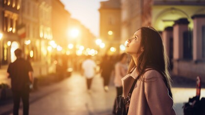 A woman travelling alone in a distant city, mirroring the solitary moments in the journey that shaped clarity and inner strength