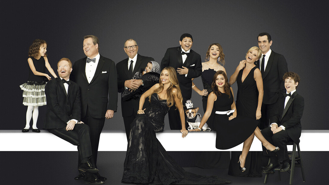 A família Dunphy, em primeiro lugar, é exatamente o jeito que eu imaginaria a minha família. Embora eu não queira ter filhos, eu sinto uma identificação muito forte com a Claire: completamente controladora, que sempre quer estar certa e tem dificuldade de pedir ajuda até para aqueles que a amam. A Claire é uma personagem forte, destemida, que me ensinou que tudo bem eu não ser forte o tempo todo, desde que eu tenha aquela rede de segurança confiável para não me deixar cair