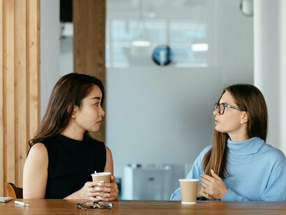 Só abria uma excepção para ouvir as conversas da dona do café com a Maria da papelaria — matéria-prima para construir personagens: o engenheiro muito bem posto, que deixara boas gorjetas nos restaurantes e que trocara a Isaura por uma jovem de coxas largas, diziam, de acrobacias invejadas

