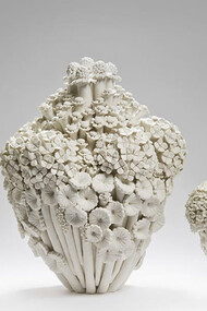 Bellas como piezas singulares, al agruparlas se pueden crear naturalezas muertas e instalaciones. La porcelana nos entrega sutileza, el gres aporta dramatismo