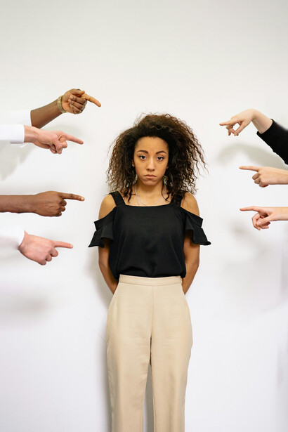 Frente al agotamiento y la presión social, surge la urgencia de dejar de encajar en moldes ajenos y recuperar la fidelidad a lo que cada persona es