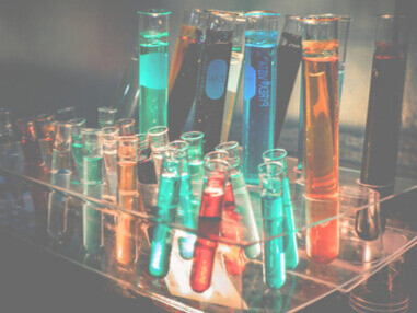 Les couleurs éclatent comme des possibles : expériences multiples, combinaisons imprévisibles. Derrière la beauté du hasard, la rigueur du protocole veille, rappel que toute vie se tisse entre liberté et contrainte