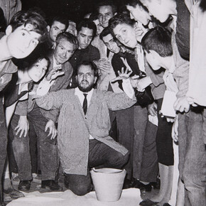 Fotógrafo desconocido, Momento vivo-dito de Alberto Greco en Lavapiés, 18 de octubre de 1963. Museo Reina Sofía © Gentileza derechohabiente de Alberto Greco