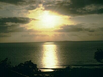 Quando enfim a tempestade deu tréguas, o sol do nascer do dia vencia a nebulosidade, e o mar cansado dormia, sereno, Cominda levantou-se devagar, sacudindo a areia do seu corpo. Os olhos postos no horizonte: um mar vazio (sem conter as lágrimas, também nós procurávamos por Pedro)